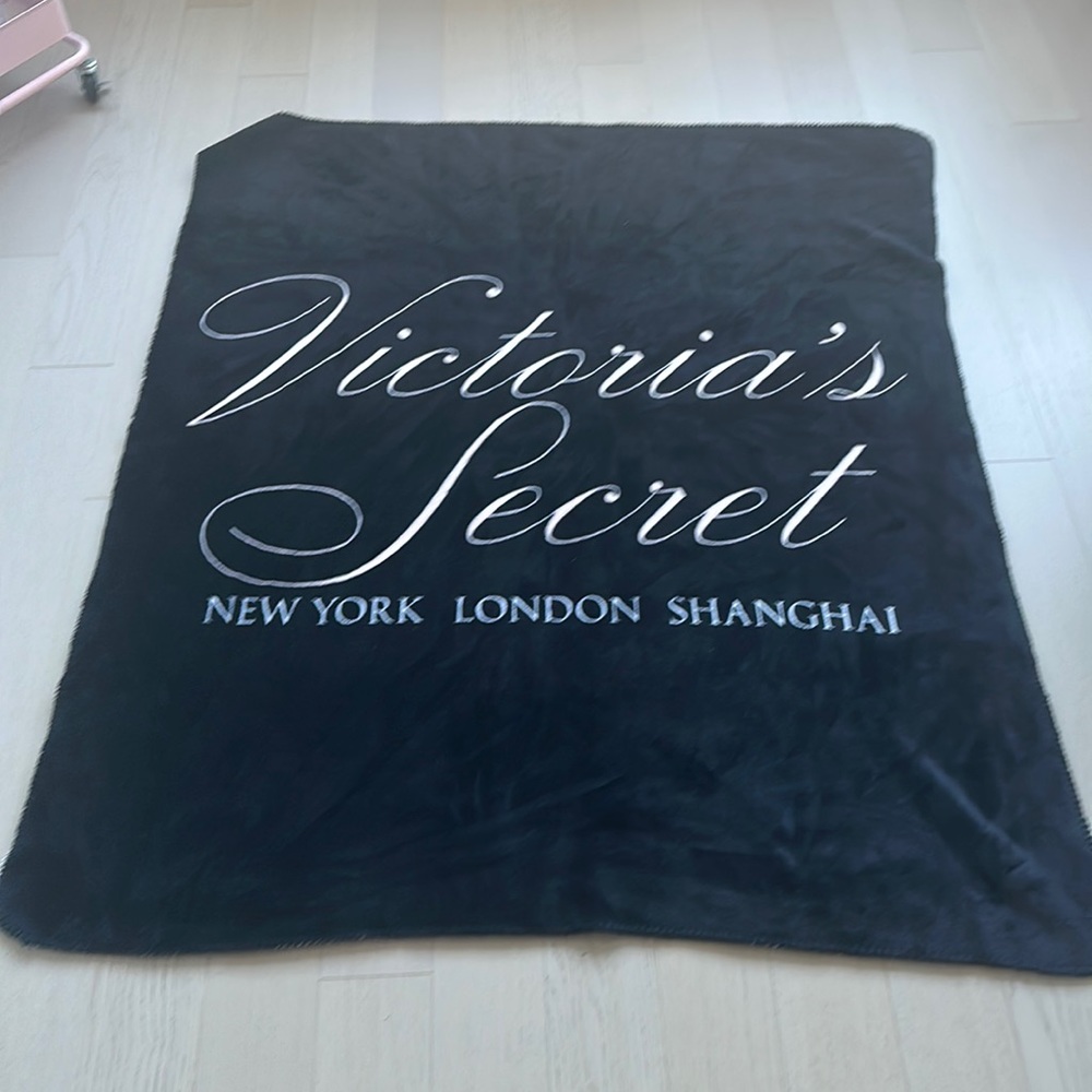 Victoria’s Sectret - Sherpa blanket - 50x60 in (127x152 cm)